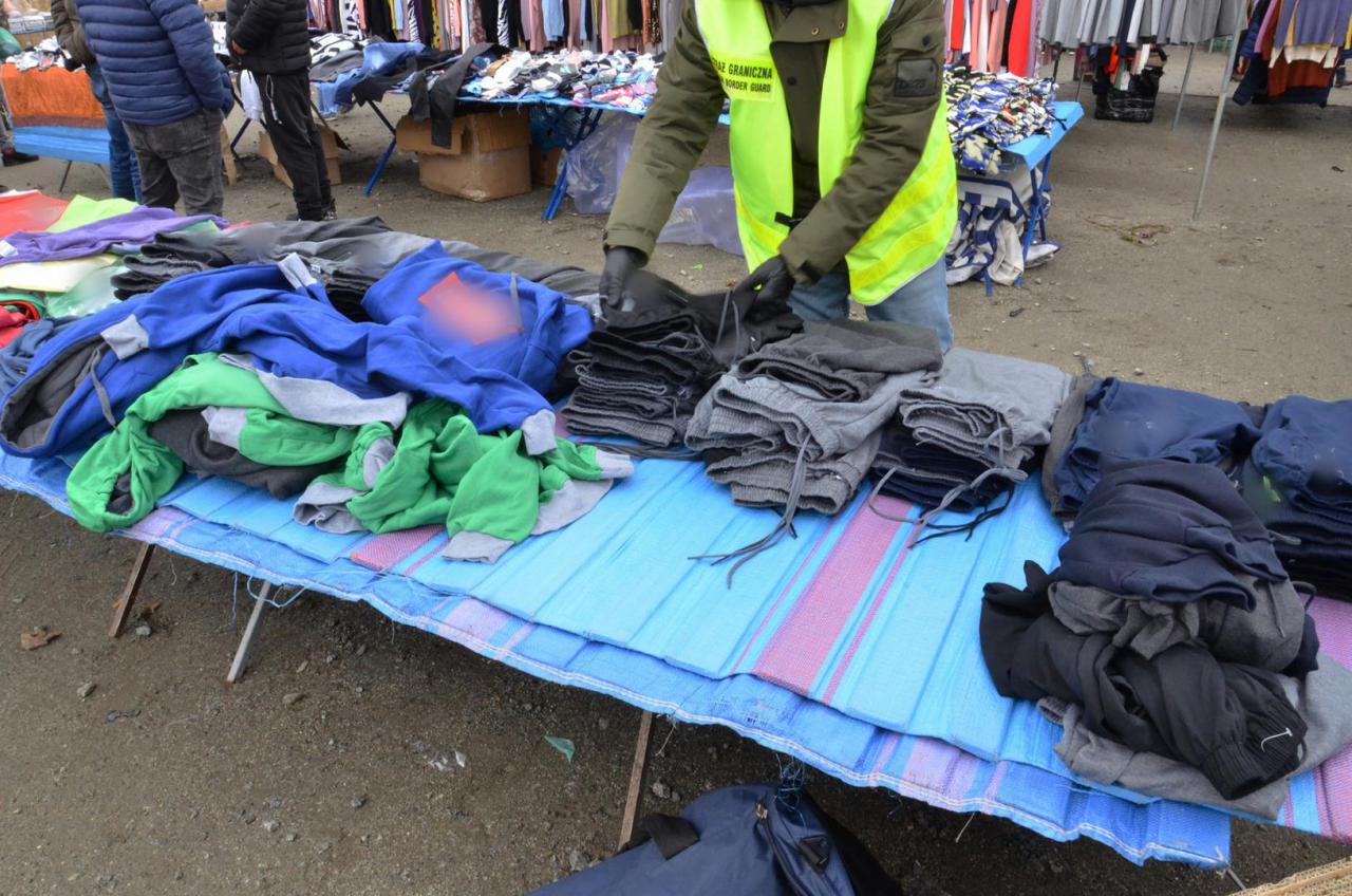 Podrabiane ubrania warte 209 tysięcy złotych zatrzymano w Bielawie