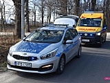 Policja i pogotowie ratunkowe na ul. Stawowej w Pieszycach