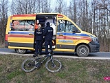 Policja i pogotowie ratunkowe na ul. Stawowej w Pieszycach