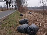 Śmieci przy drodze Kietlice - Ostroszowice