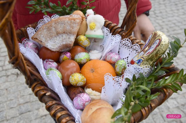 Święcenie pokarmów wielkanocnych w Dzierżoniowie