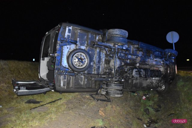 Bus wypadł z drogi Dzierżoniów - Łagiewniki. Trzy osoby w szpitalu! 