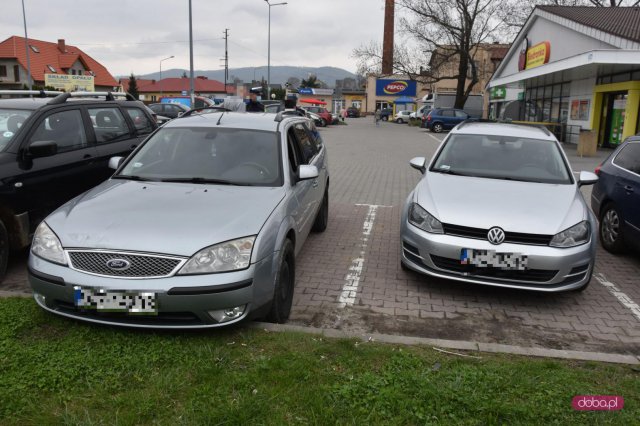 Kolizja na parkingu Biedronki w Pieszycach