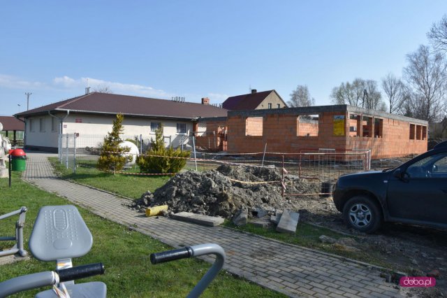 Wojewoda z wizytą na budowie przedszkola w Dobrocinie