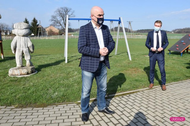 Wojewoda z wizytą na budowie przedszkola w Dobrocinie