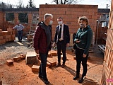 Wojewoda z wizytą na budowie przedszkola w Dobrocinie