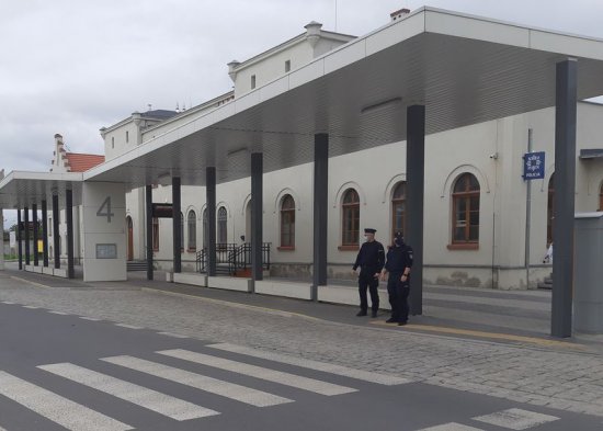 Dzierżoniowska policja prowadzi działania w związku z wciąż obowiązującymi obostrzeniami