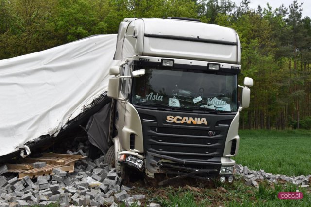 Ciężarówka na drodze Piława Górna - Przerzeczyn Zdrój