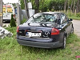 Audi uderzyło w ogrodzenie posesji