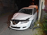 Mazda uderzyła w kontener i dom