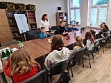 Dzielnicowy z Niemczy z wizytą na półkoloniach organizowanych przez Ośrodek Pomocy Społecznej