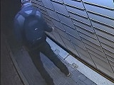 Policja poszukuje mężczyzny, który dokonał włamań do paczkomatu