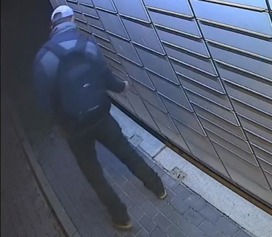 Policja poszukuje mężczyzny, który dokonał włamań do paczkomatu
