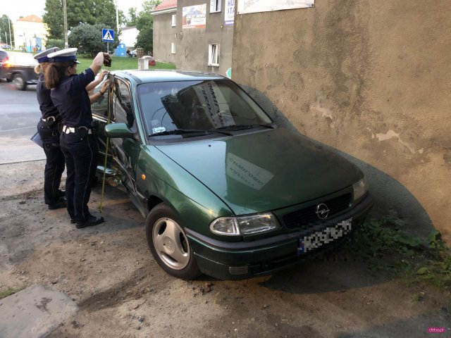 Pieszyce: uderzył w zaparkowane auto i uciekł 