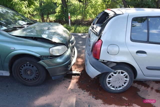 Zderzenie trzech pojazdów na drodze Dzierżoniów - Świdnica 