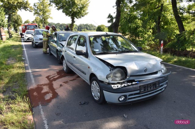 Zderzenie trzech pojazdów na drodze Dzierżoniów - Świdnica 