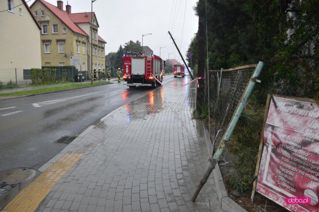 Ciężarówką uszkodził słup energetyczny