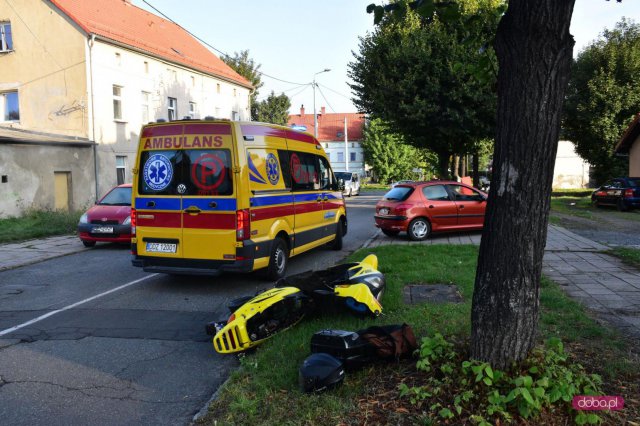 Zderzenie peugeota i skutera w Bielawie 