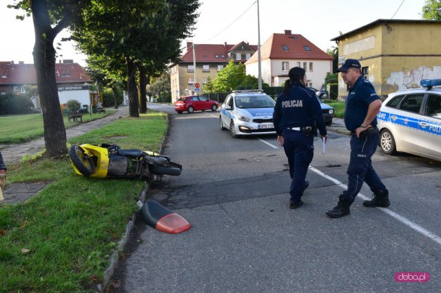 Zderzenie peugeota i skutera w Bielawie 