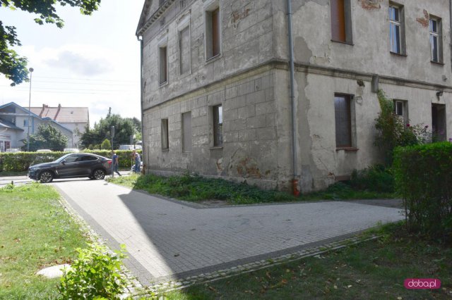 Nieprawidłowe parkowanie na Wrocławskiej w Dzierżoniowie