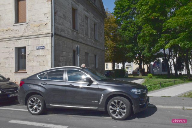 Nieprawidłowe parkowanie na Wrocławskiej w Dzierżoniowie