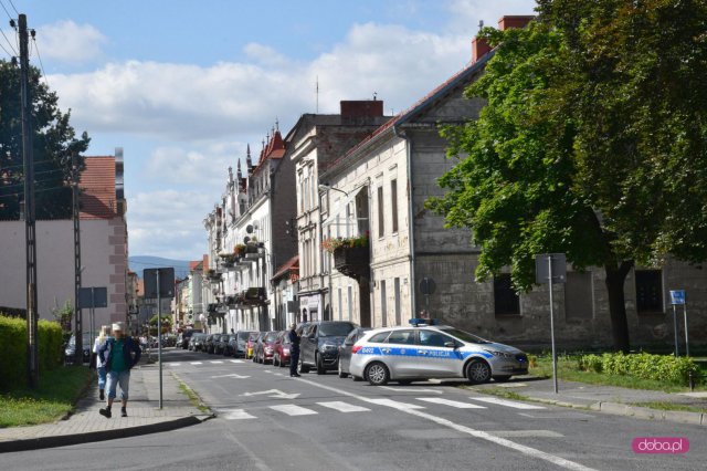 Nieprawidłowe parkowanie na Wrocławskiej w Dzierżoniowie