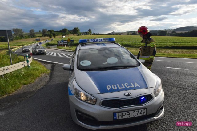Zderzenie dwóch samochodów na ósemce