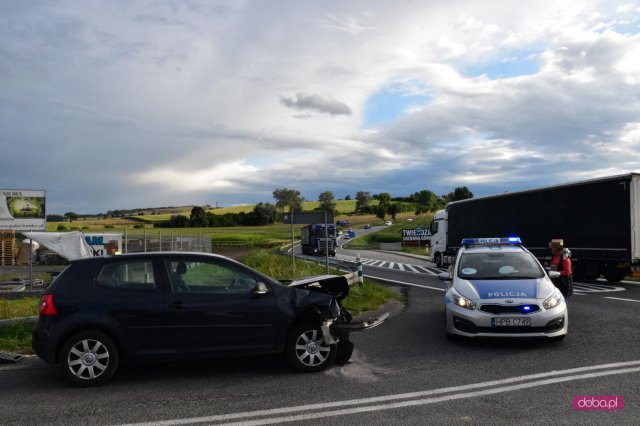 Zderzenie dwóch samochodów na ósemce