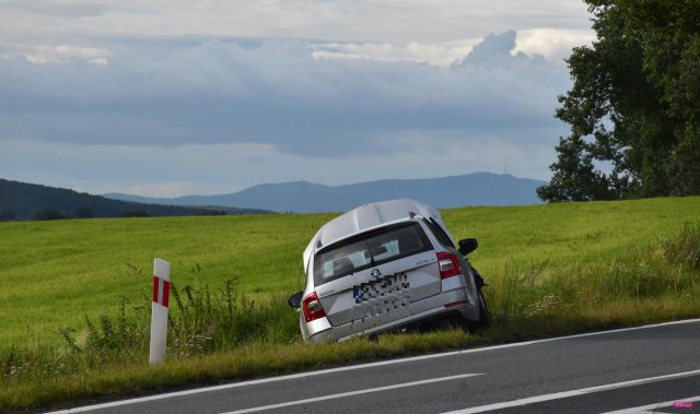 Zderzenie dwóch samochodów na ósemce