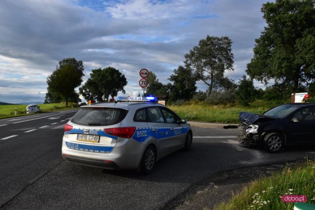 Zderzenie dwóch samochodów na ósemce