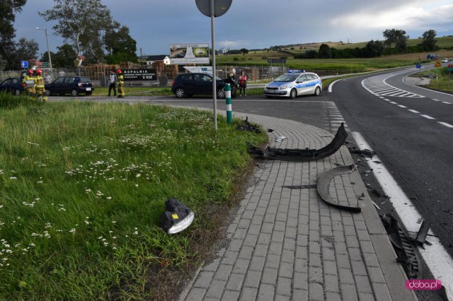 Zderzenie dwóch samochodów na ósemce