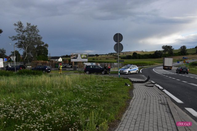 Zderzenie dwóch samochodów na ósemce