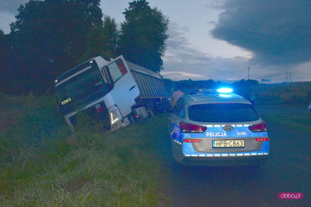 Ciężarówka wpadła do rowu w Słupicach
