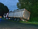 Ciężarówka wpadła do rowu w Słupicach