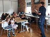 Łagiewniccy policjanci w ramach programu „Bezpieczna Droga do Szkoły” edukowali dzieci