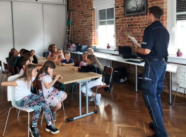 Łagiewniccy policjanci w ramach programu „Bezpieczna Droga do Szkoły” edukowali dzieci