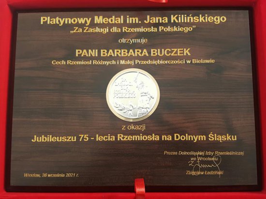 Bielawska fryzjerka odnzaczona platynowym medalem imienia Jana Kilińskiego