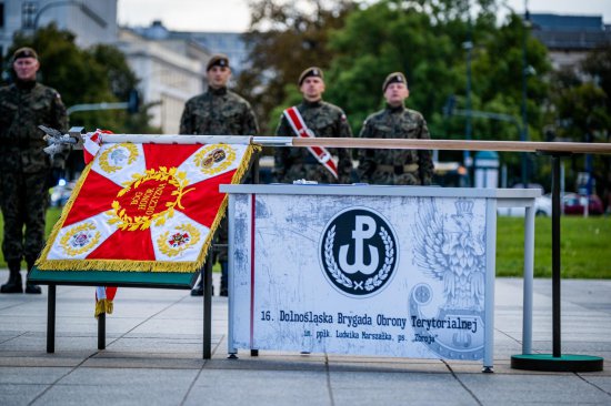 Wręczono sztandar wojskowy 16. Dolnośląskiej Brygadzie Obrony Terytorialnej