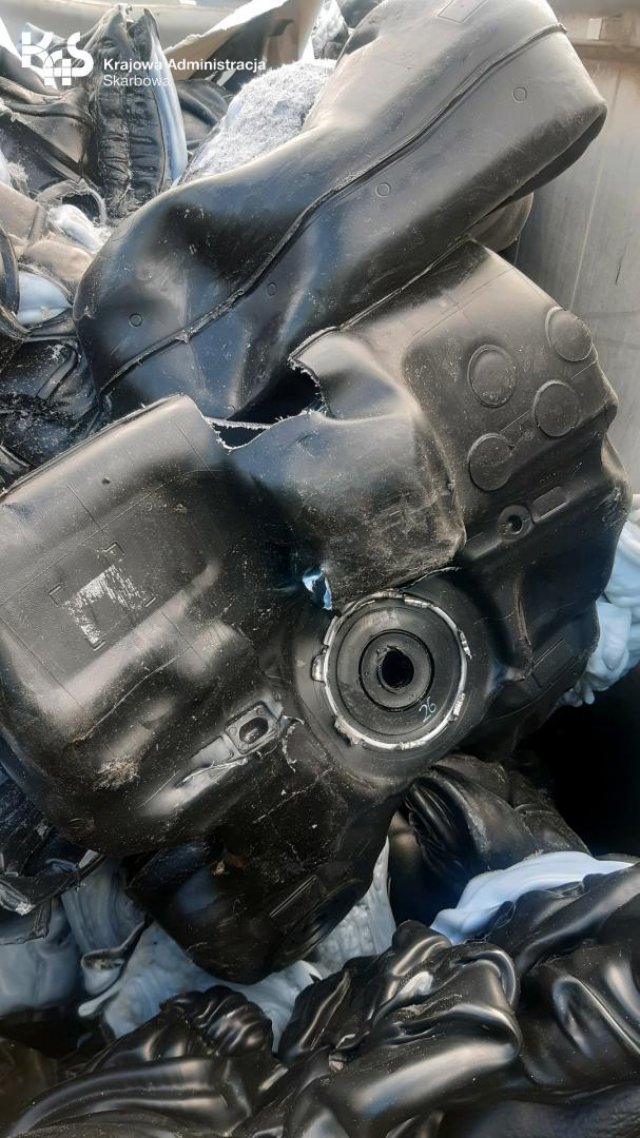Kolejny transport 23 ton odpadów zatrzymany przez dolnośląską KAS