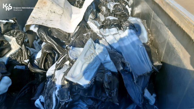 Kolejny transport 23 ton odpadów zatrzymany przez dolnośląską KAS