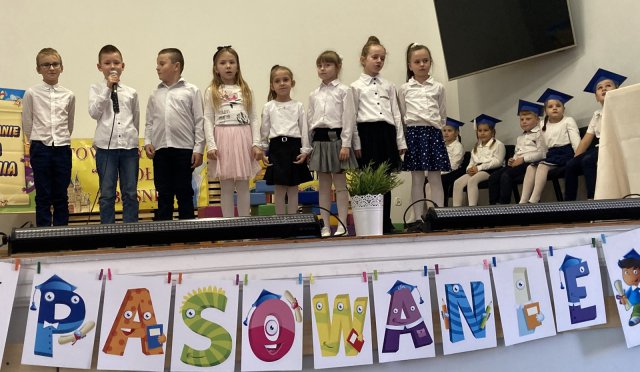 Uroczystość pasowania na ucznia w NSP Gilów