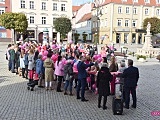 Rozwinęli różową wstążkę na dzierżoniowskim Rynku