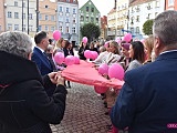 Rozwinęli różową wstążkę na dzierżoniowskim Rynku