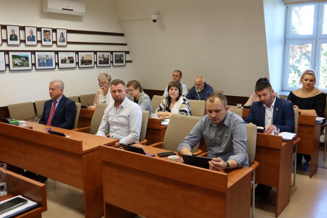Piława Górna: sesja o modernizacji stadionu i zimowym utrzymaniu dróg