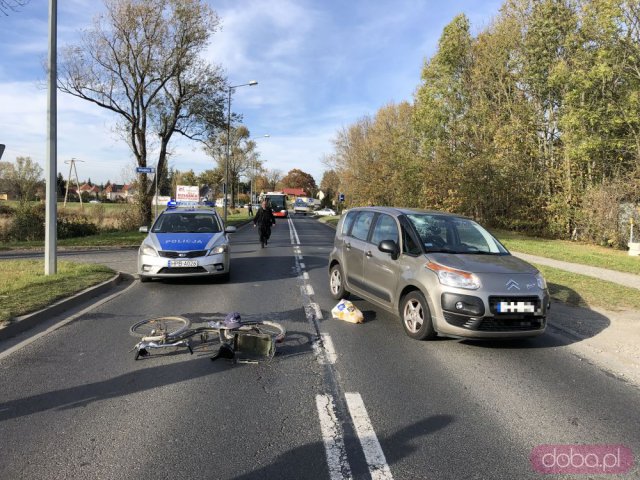 Zderzenie citroena z rowerzystą
