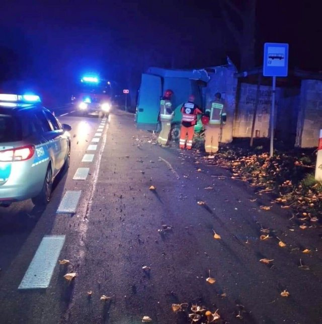 Busem wjechał w przystanek
