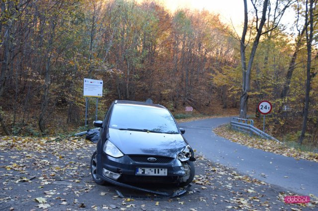 Zderzenie samochodów na serpentynach 