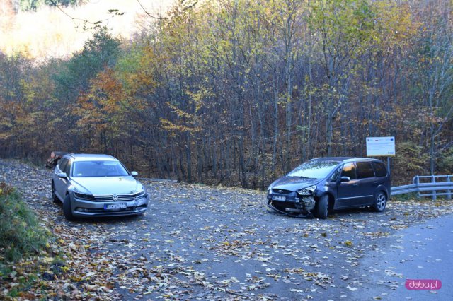 Zderzenie samochodów na serpentynach 