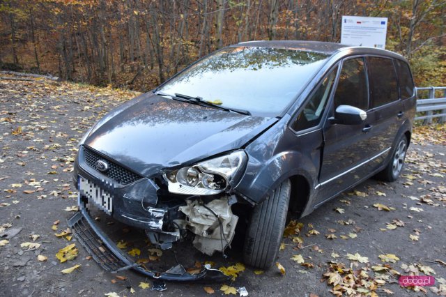 Zderzenie samochodów na serpentynach 