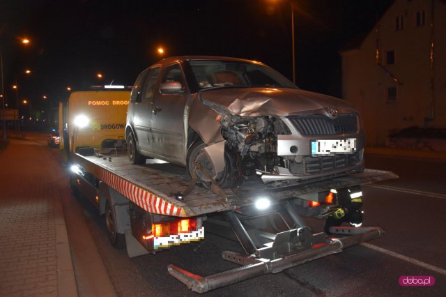 Skodą uderzyła w znak drogowy na bielawskiej obwodnicy